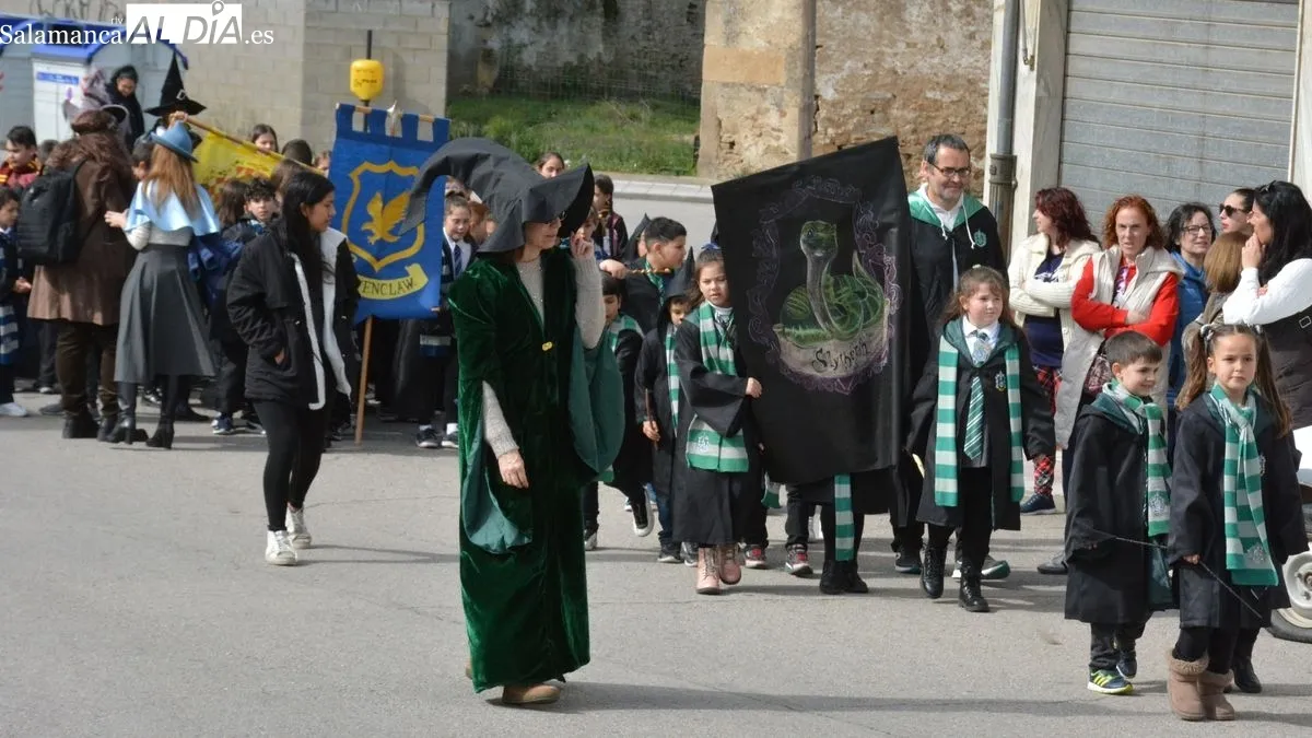 Los escolares disfrazados de Harry Potter hicieron un pasacalles por el centro de Lumbrales