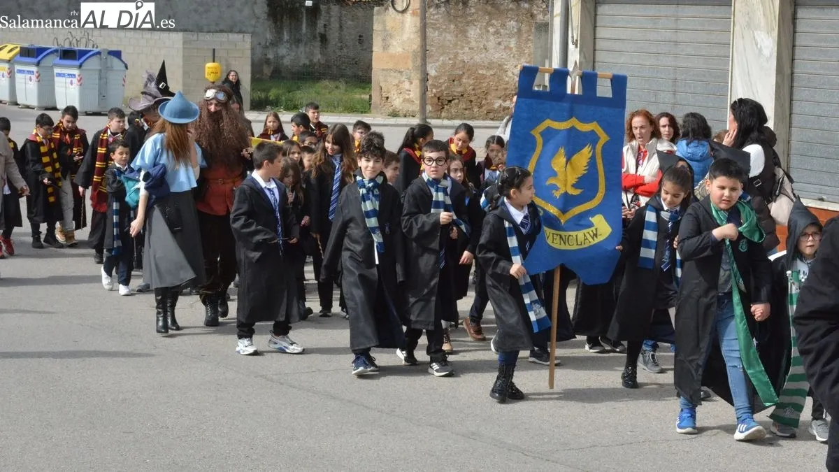 Los escolares disfrazados de Harry Potter hicieron un pasacalles por el centro de Lumbrales