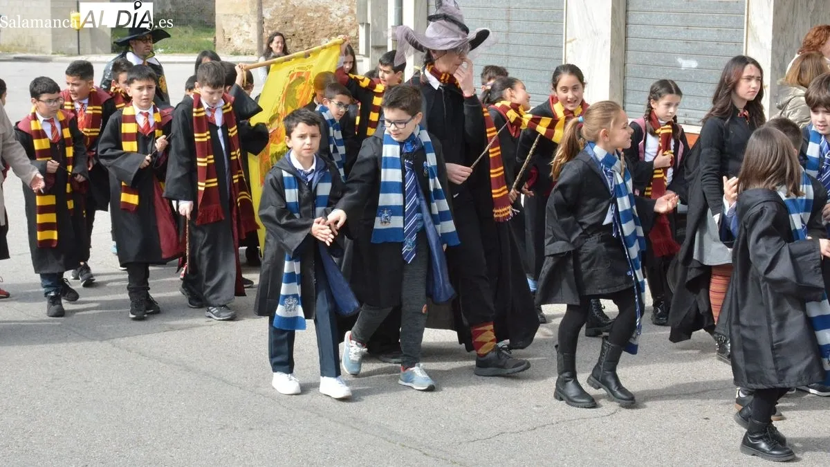 Los escolares disfrazados de Harry Potter hicieron un pasacalles por el centro de Lumbrales