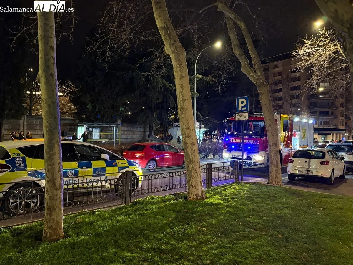 Bomberos y Policía trabajan en el incendio de una tienda de patinetes eléctricos en el Paseo de Carmelitas de Salamanca. Fotos: Miguel González
