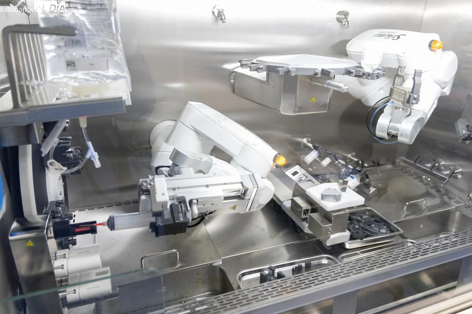 Una enfermera junto al robot Kiro, explicando su proceso | FOTO: David Sañudo