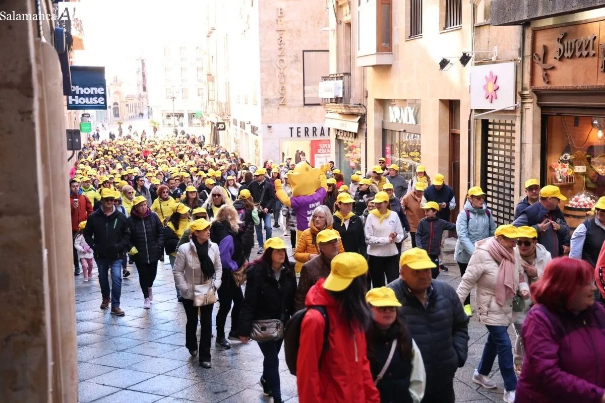 Salamanca se tiñe de amarillo con la marcha solidaria de AERSCYL | FOTOS: David Sañudo 