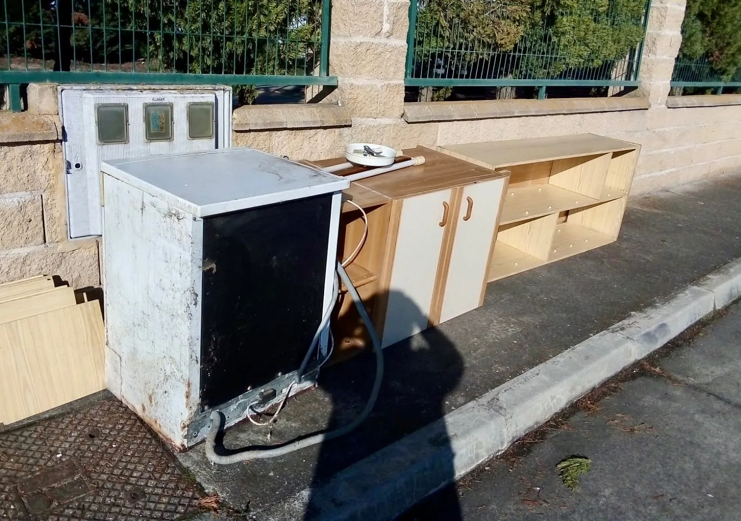 Enseres abandonados a las puertas del Punto Limpio. Ayto Peñaranda