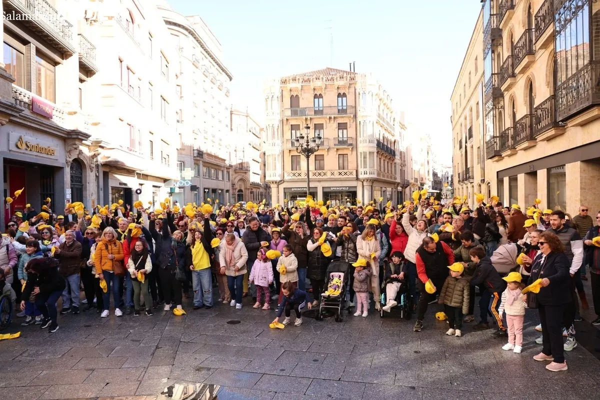 Salamanca se tiñe de amarillo con la marcha solidaria de AERSCYL | FOTOS: David Sañudo 