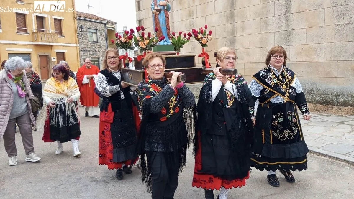 Las mujeres se reunieron para celebrar la fiesta de su patrona