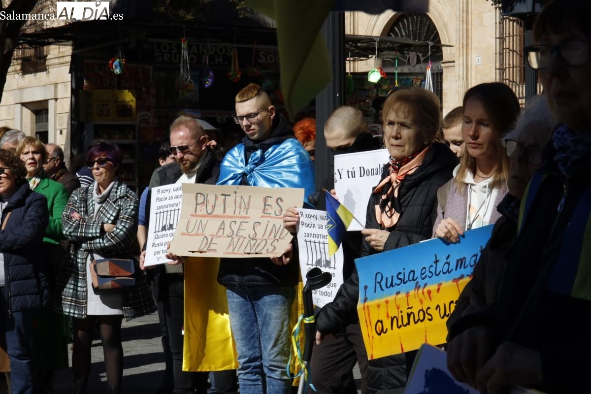 VÍDEO Y FOTOS | Concentración en Salamanca por el tercer aniversario de la Guerra de Ucrania 