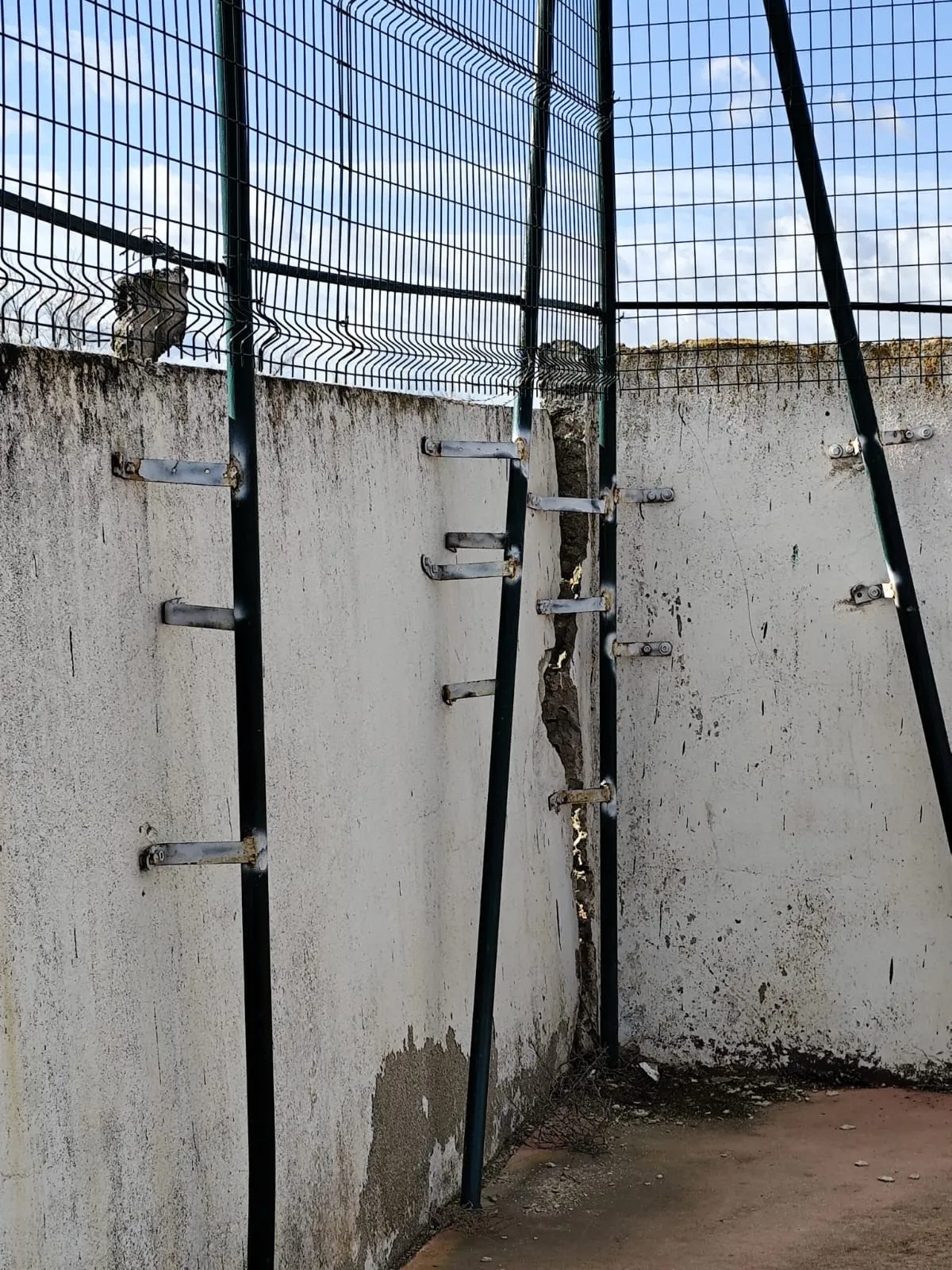 Foto 5 - Pe&ntilde;aranda en Com&uacute;n califica de &ldquo;deplorable&rdquo; la actuaci&oacute;n del equipo de gobierno y el estado de la valla del polideportivo