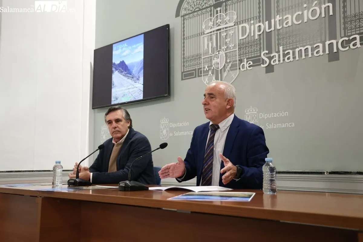 De iz,a der., Casimiro Blanco y Jesús María Ortiz en la presentación del III Trail Camino de Hierro / FOTOS: DAVID SAÑUDO 