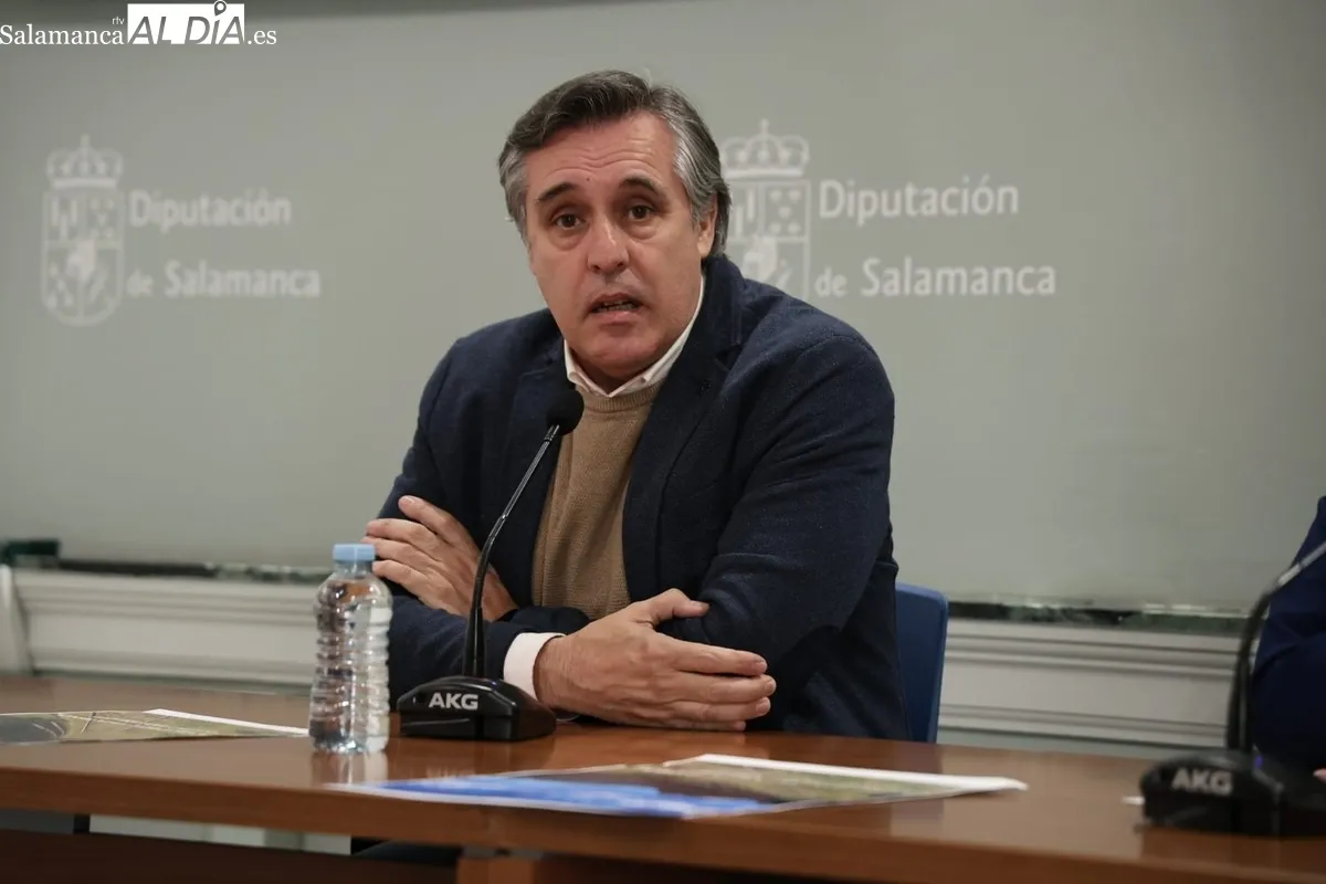 De iz,a der., Casimiro Blanco y Jesús María Ortiz en la presentación del III Trail Camino de Hierro / FOTOS: DAVID SAÑUDO 