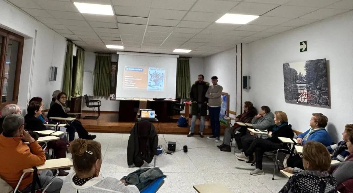 Foto 3 - Carnavaldeltoro.es imparte una charla a los mayores de C&aacute;ritas