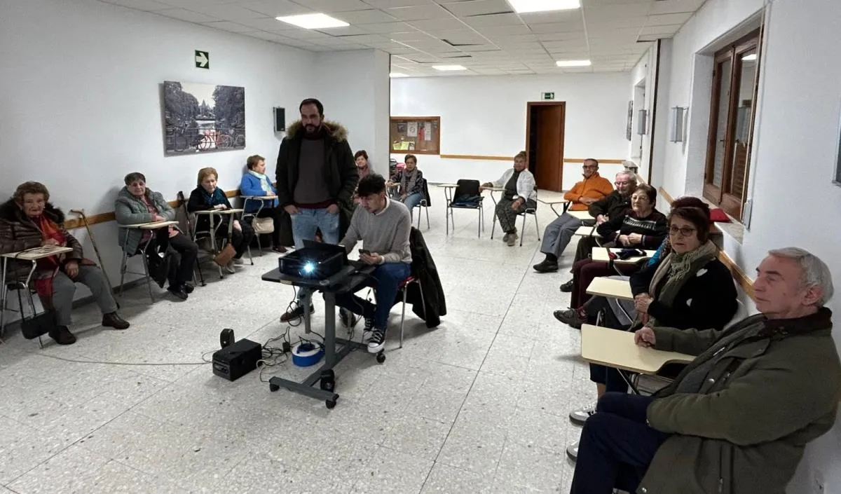 Foto 2 - Carnavaldeltoro.es imparte una charla a los mayores de C&aacute;ritas