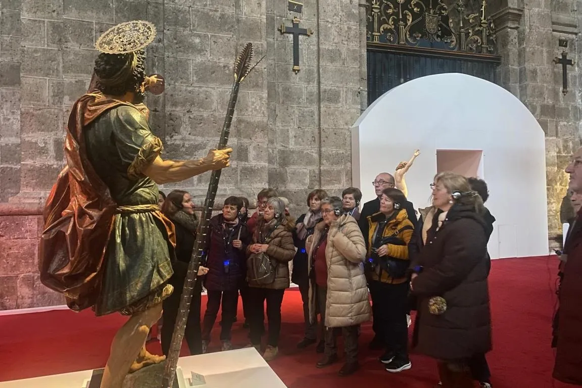 Foto 7 - La Fundaci&oacute;n lleva a 56 personas a conocer la exposici&oacute;n Gregorio Fern&aacute;ndez &ndash; Mart&iacute;nez Monta&ntilde;&eacute;s