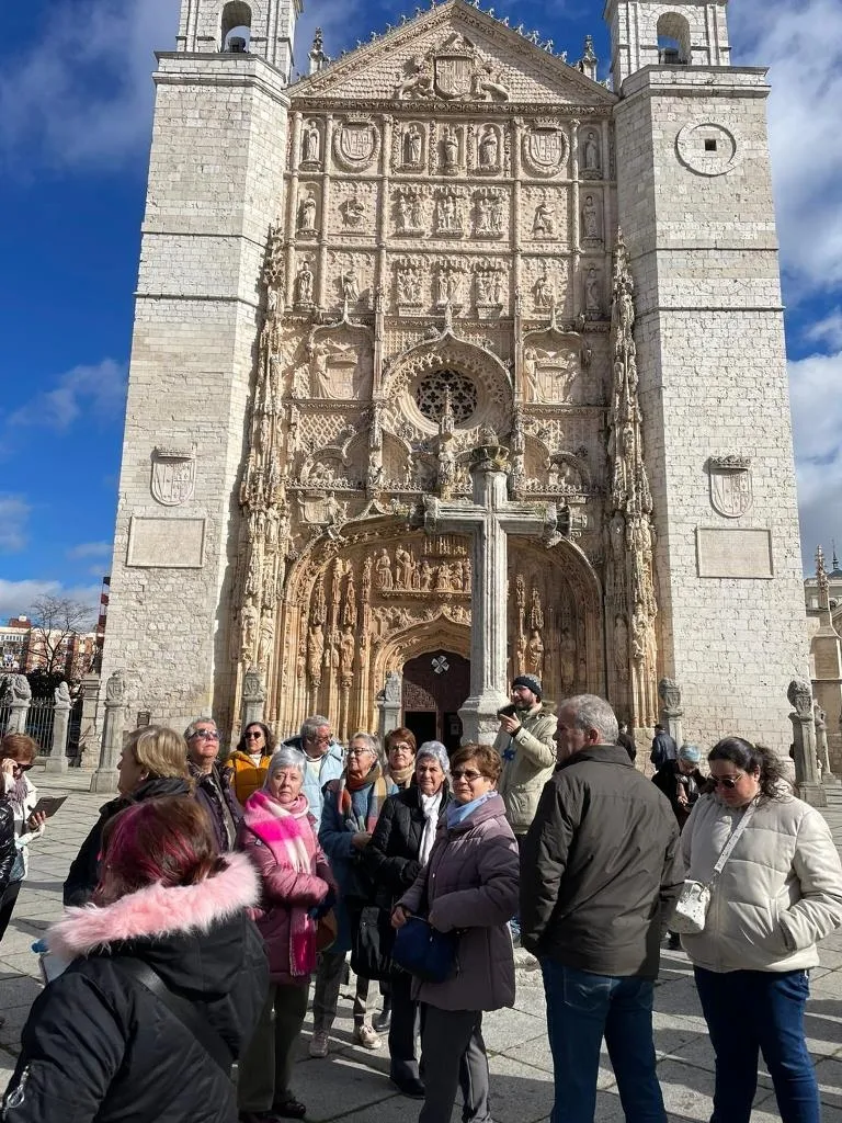 Foto 6 - La Fundaci&oacute;n lleva a 56 personas a conocer la exposici&oacute;n Gregorio Fern&aacute;ndez &ndash; Mart&iacute;nez Monta&ntilde;&eacute;s