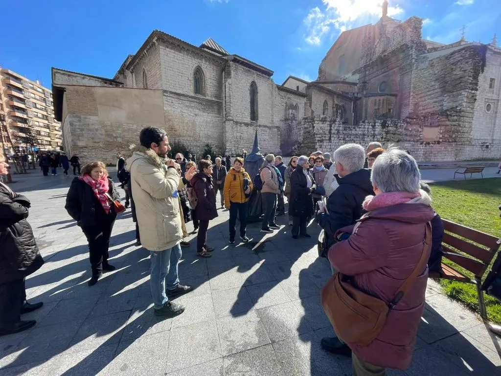 Foto 5 - La Fundaci&oacute;n lleva a 56 personas a conocer la exposici&oacute;n Gregorio Fern&aacute;ndez &ndash; Mart&iacute;nez Monta&ntilde;&eacute;s