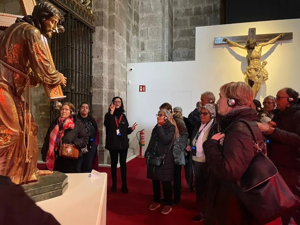 Foto 4 - La Fundaci&oacute;n lleva a 56 personas a conocer la exposici&oacute;n Gregorio Fern&aacute;ndez &ndash; Mart&iacute;nez Monta&ntilde;&eacute;s