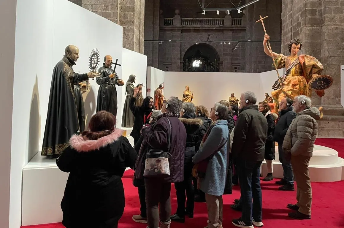 Foto 2 - La Fundaci&oacute;n lleva a 56 personas a conocer la exposici&oacute;n Gregorio Fern&aacute;ndez &ndash; Mart&iacute;nez Monta&ntilde;&eacute;s