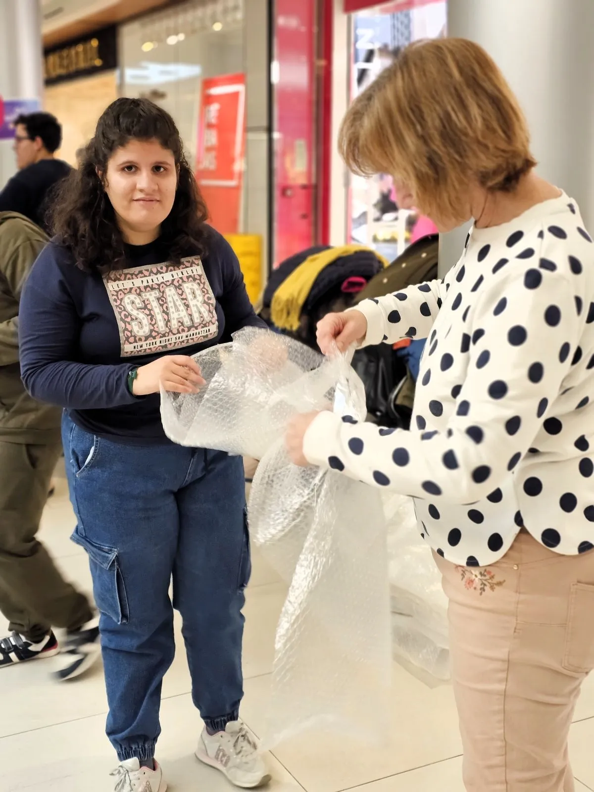 Foto 2 - Exposici&oacute;n del talento del alumnado del Colegio de Educaci&oacute;n Especial Reina Sof&iacute;a en el CC Tormes