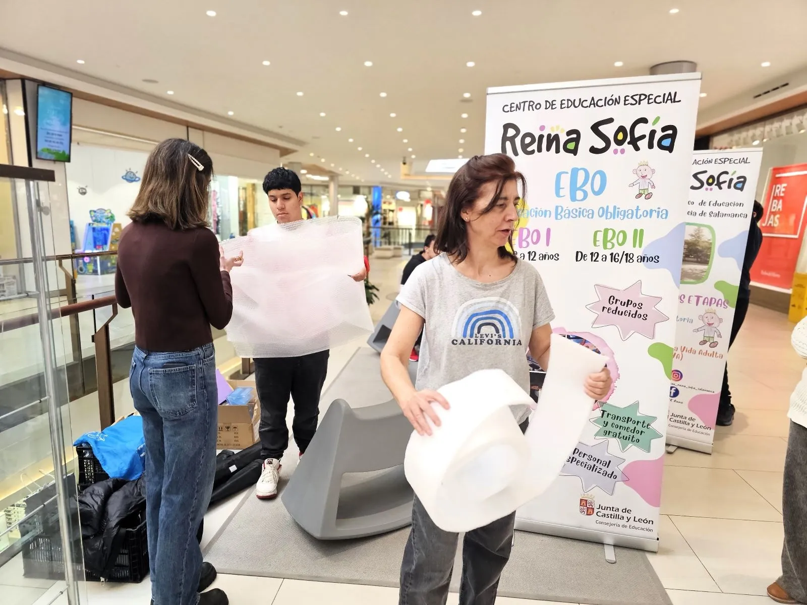 Foto 3 - Exposici&oacute;n del talento del alumnado del Colegio de Educaci&oacute;n Especial Reina Sof&iacute;a en el CC Tormes