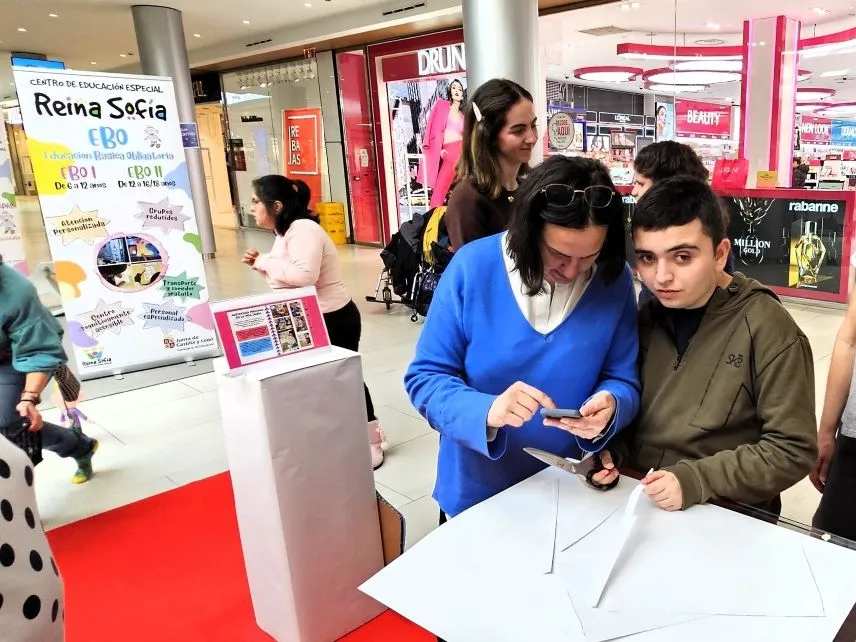 Foto 5 - Exposici&oacute;n del talento del alumnado del Colegio de Educaci&oacute;n Especial Reina Sof&iacute;a en el CC Tormes