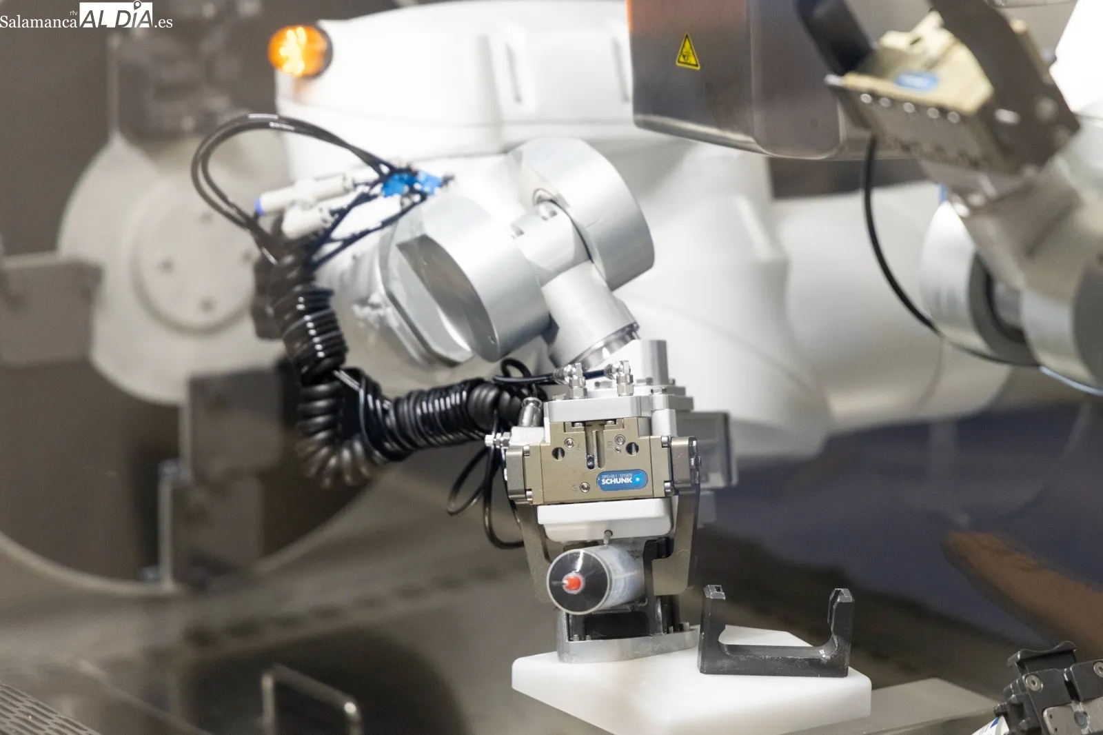 Una enfermera junto al robot Kiro, explicando su proceso | FOTO: David Sañudo