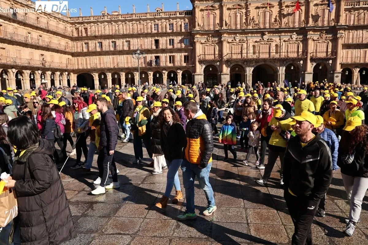 Salamanca se tiñe de amarillo con la marcha solidaria de AERSCYL | FOTOS: David Sañudo 