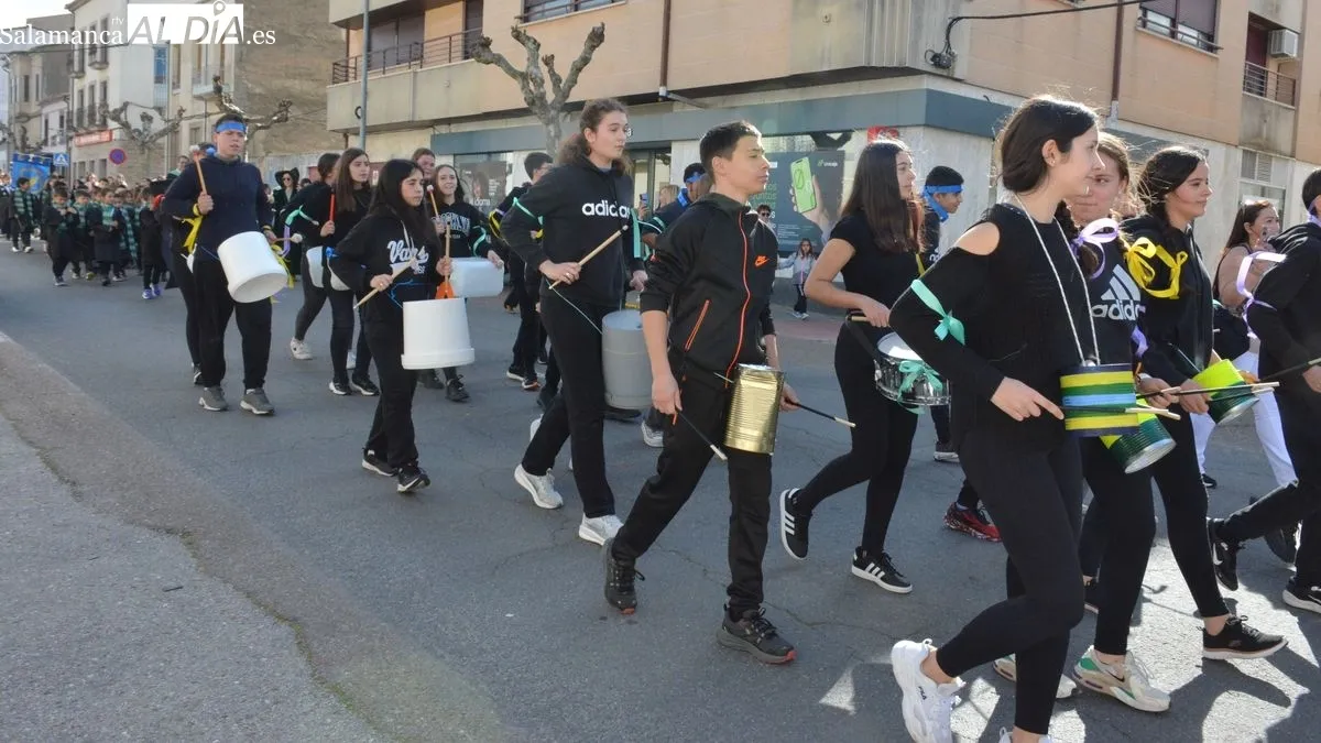 Foto 2 - Ni&ntilde;os y profesores del colegio Liminares animan las calles de Lumbrales con un desfile inspirado en el mundo de Harry Potter