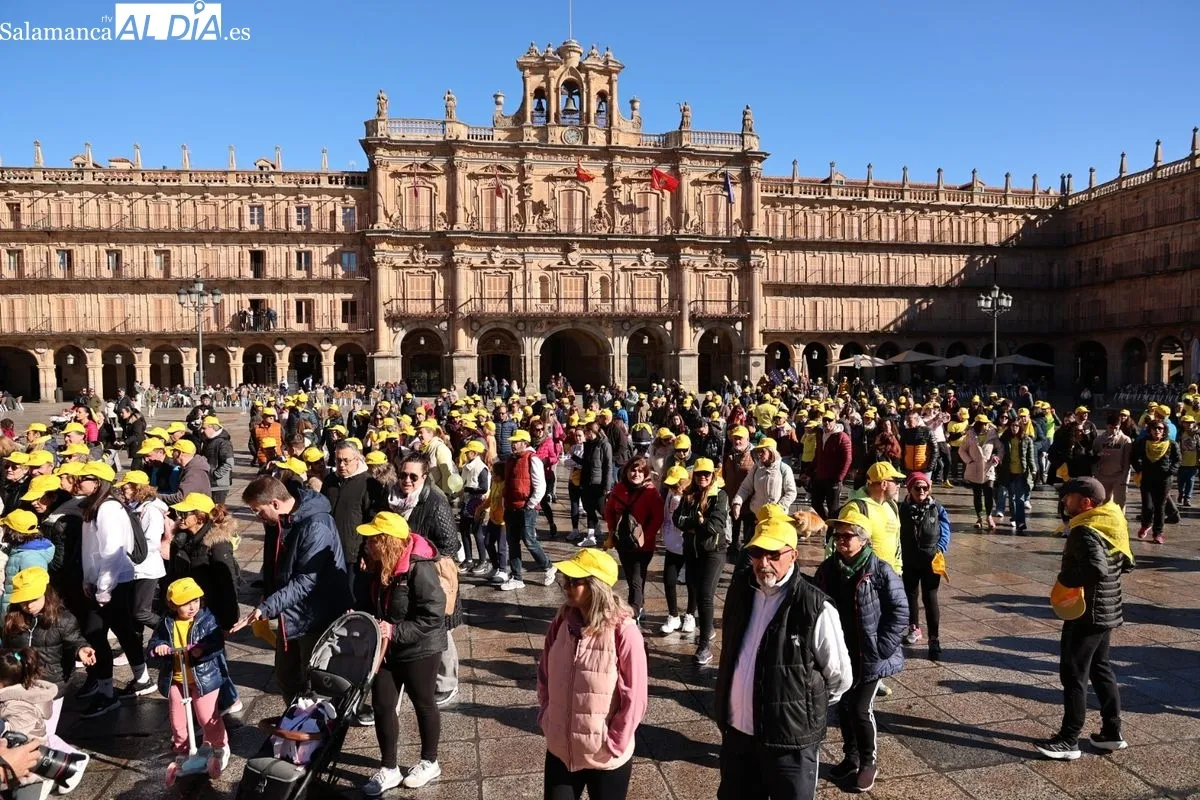 Salamanca se tiñe de amarillo con la marcha solidaria de AERSCYL | FOTOS: David Sañudo 