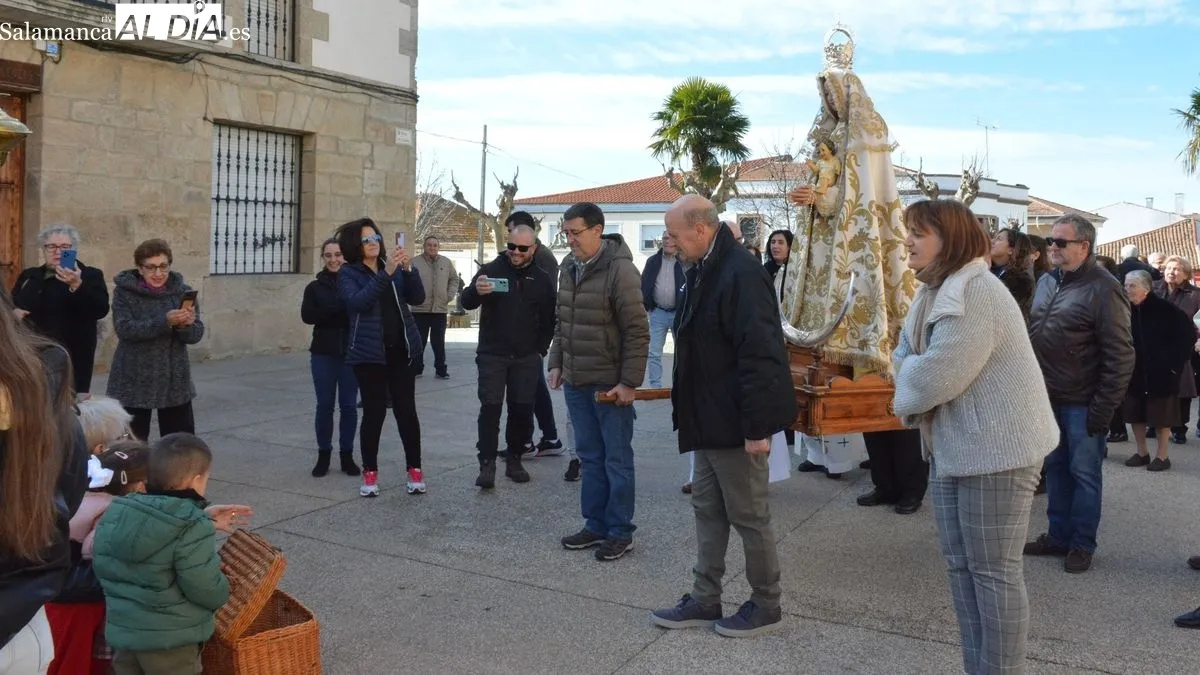 Foto 3 - La Fregeneda celebra Las Candelas con actos religiosos en honor de La Virgen de la Paz y una salida al campo para comer hornazo
