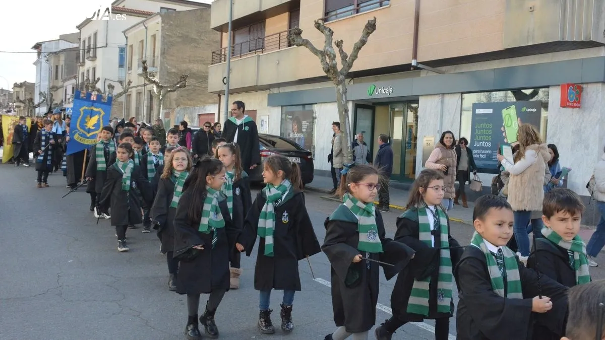 Foto 3 - Ni&ntilde;os y profesores del colegio Liminares animan las calles de Lumbrales con un desfile inspirado en el mundo de Harry Potter