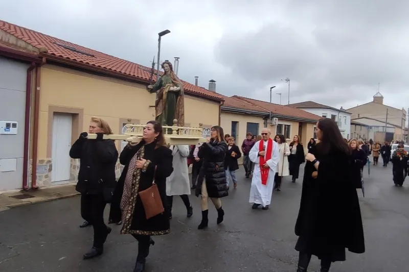 Las Águedas de Babilafuente celebraban su tradicional procesión