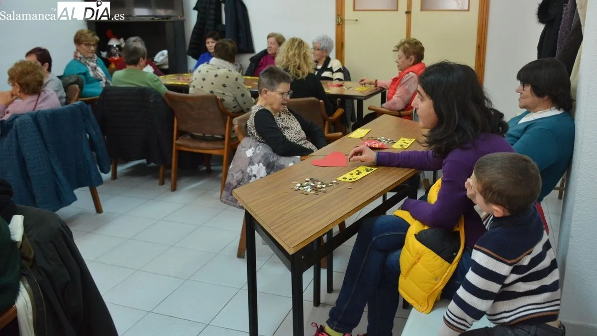 Foto 3 - Animada tarde de convivencia con el 'II Bingo por amor' celebrado en Lumbrales