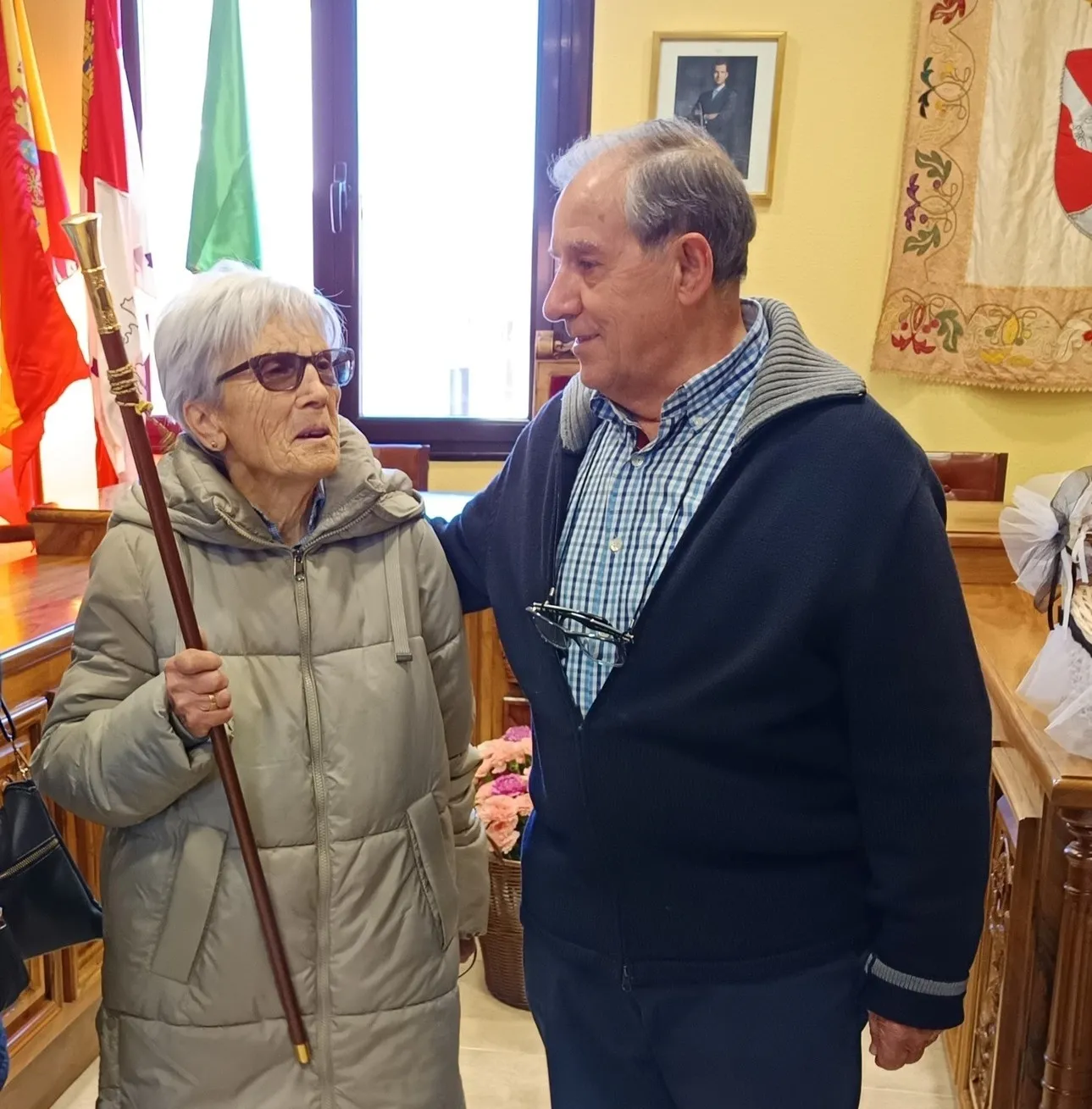 Foto 2 - El alcalde en funciones de La Fuente entrega la vara de mando a Ulpiana Jorreto