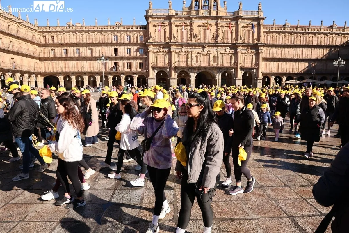 Salamanca se tiñe de amarillo con la marcha solidaria de AERSCYL | FOTOS: David Sañudo 
