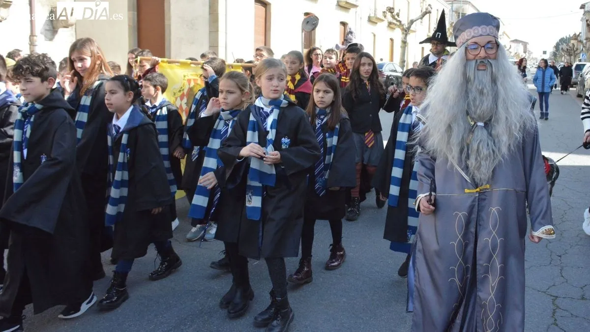Foto 5 - Ni&ntilde;os y profesores del colegio Liminares animan las calles de Lumbrales con un desfile inspirado en el mundo de Harry Potter