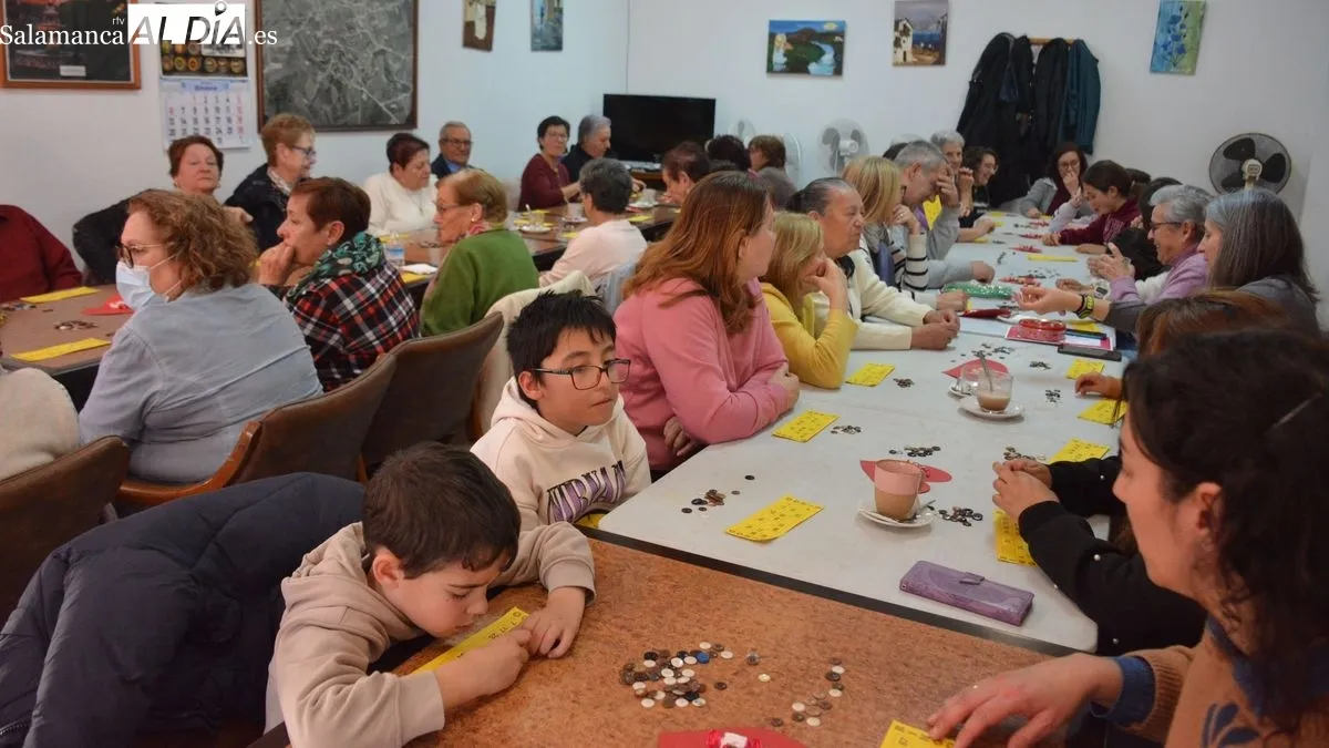 El salón de la cafetería del hogar del jubilado estuvo muy animado toda la tarde
