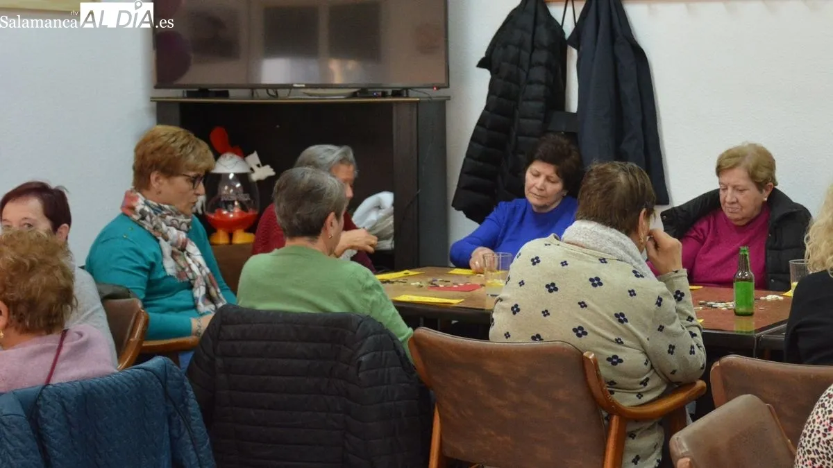 El salón de la cafetería del hogar del jubilado estuvo muy animado toda la tarde