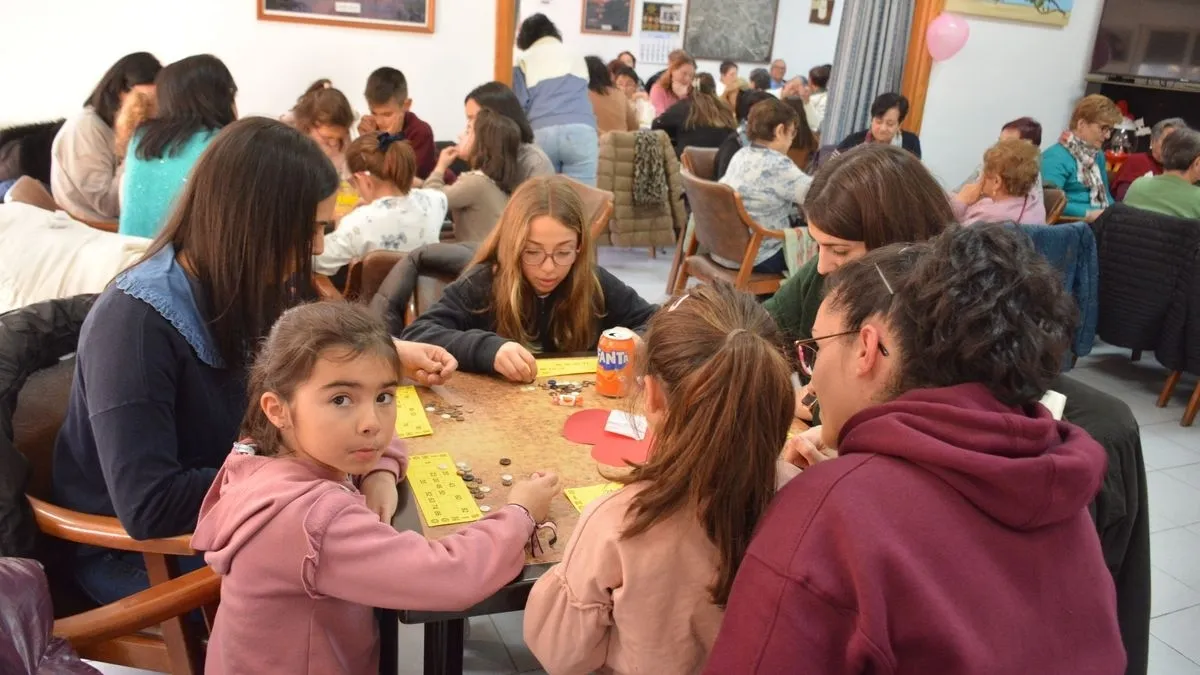 El salón de la cafetería del hogar del jubilado estuvo muy animado toda la tarde