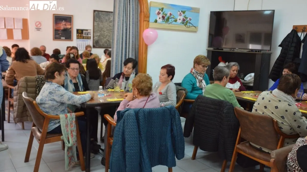 El salón de la cafetería del hogar del jubilado estuvo muy animado toda la tarde