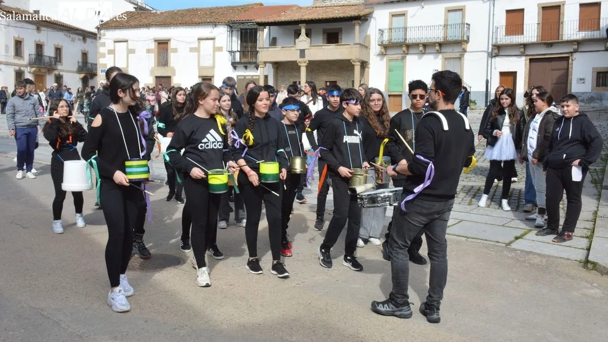 Foto 4 - Ni&ntilde;os y profesores del colegio Liminares animan las calles de Lumbrales con un desfile inspirado en el mundo de Harry Potter