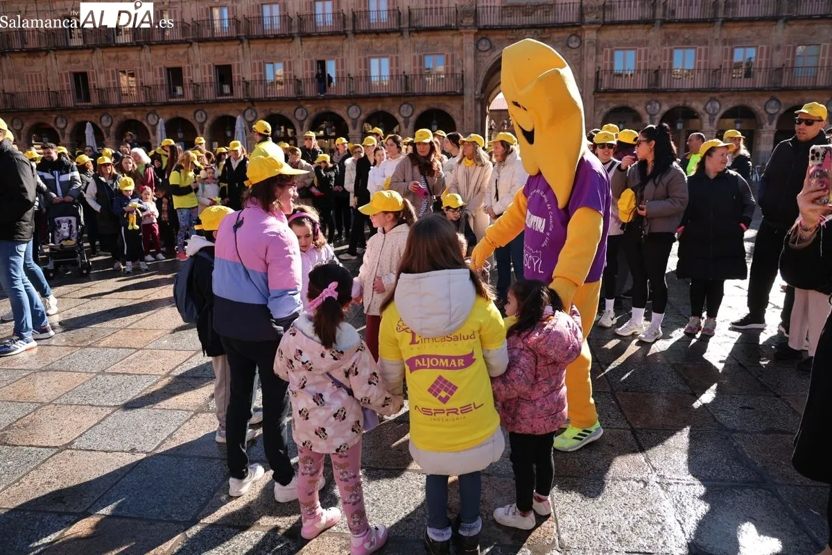 Salamanca se tiñe de amarillo con la marcha solidaria de AERSCYL | FOTOS: David Sañudo 
