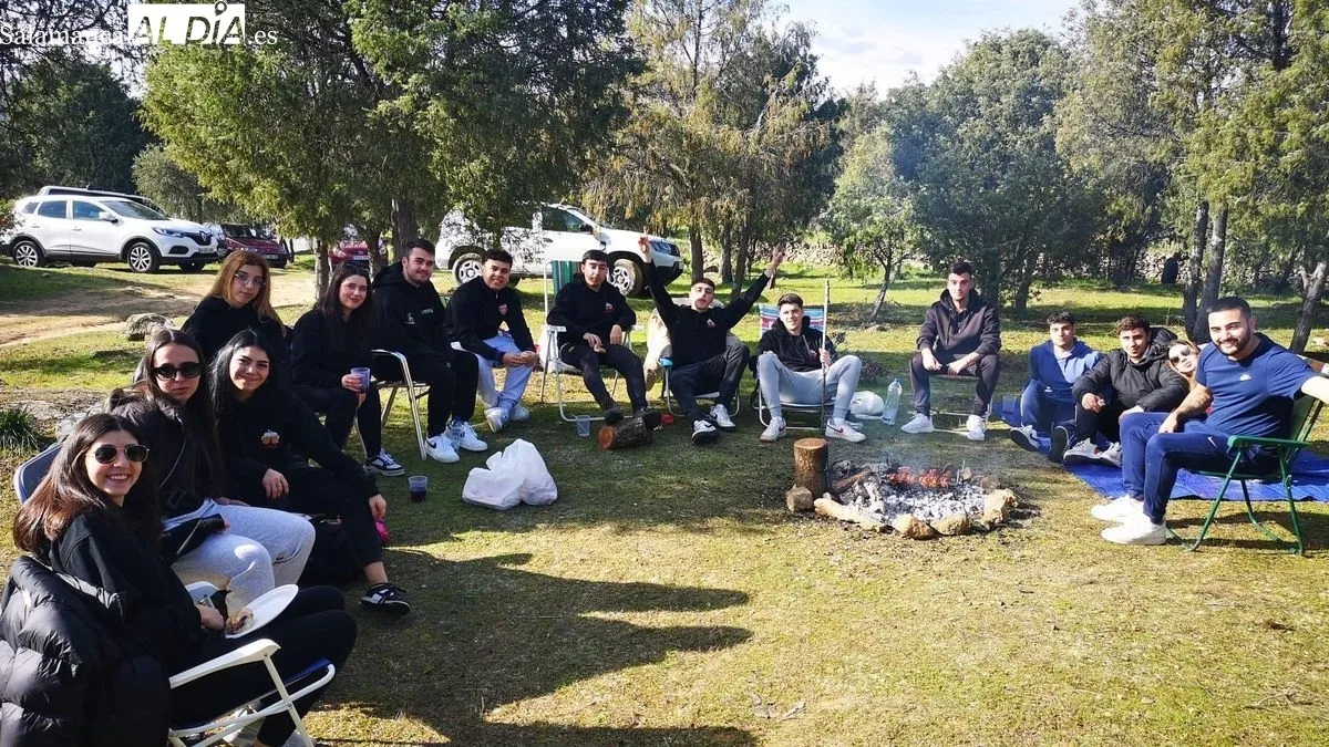 Foto 6 - La Fregeneda celebra Las Candelas con actos religiosos en honor de La Virgen de la Paz y una salida al campo para comer hornazo