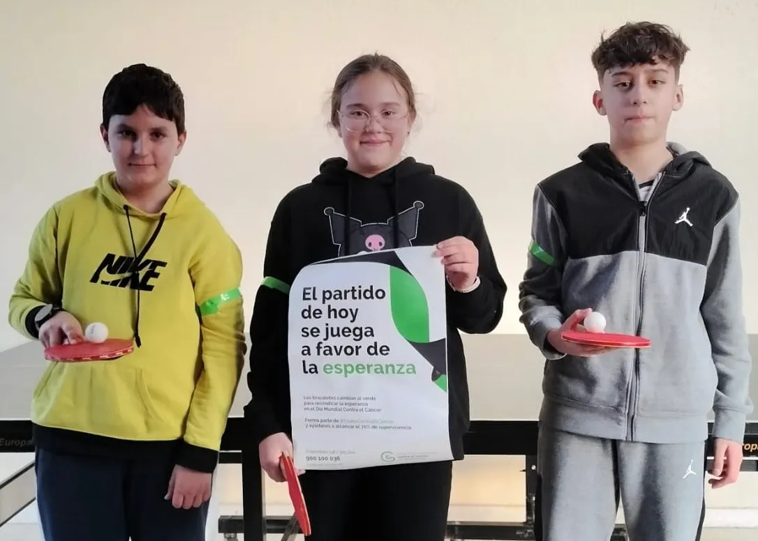 Foto 11 - La AECC entrega brazaletes verdes por la concienciaci&oacute;n contra el cancer entre los colectivos deportivos de la ciudad