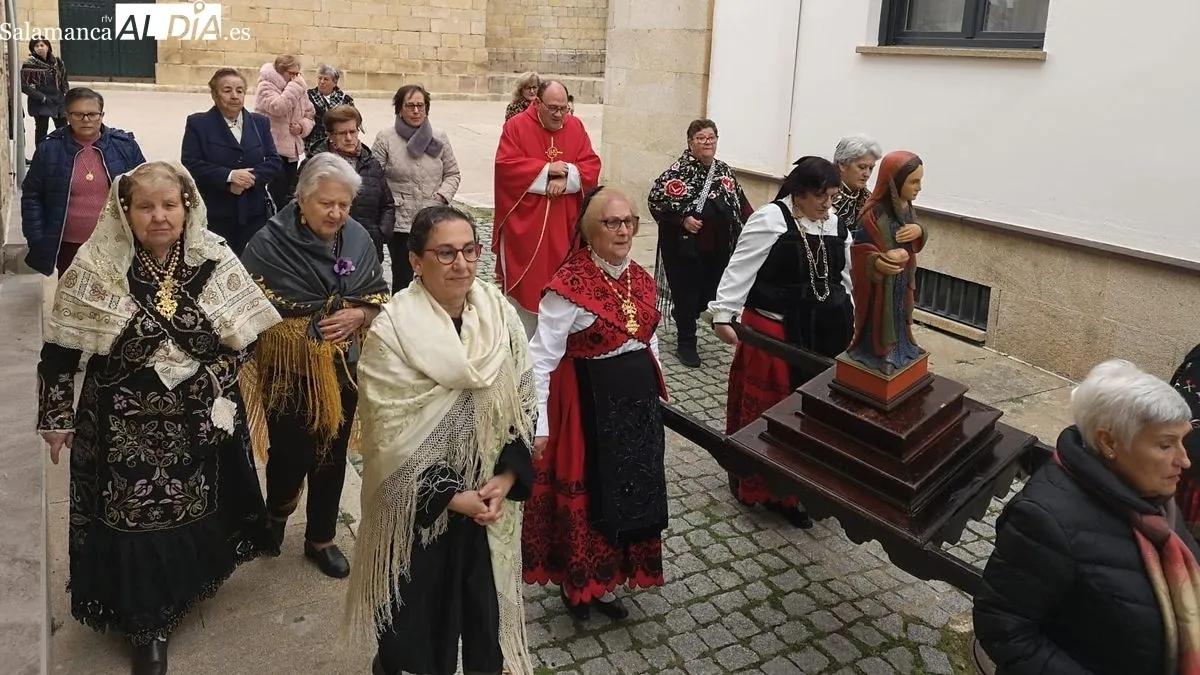La fiesta se inició con la entrega del bastón de mando a la alcaldesa de las Aguedas