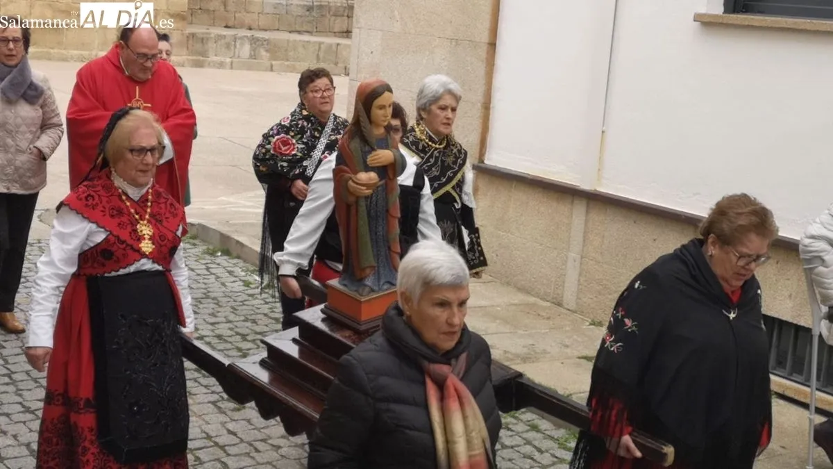 La fiesta se inició con la entrega del bastón de mando a la alcaldesa de las Aguedas