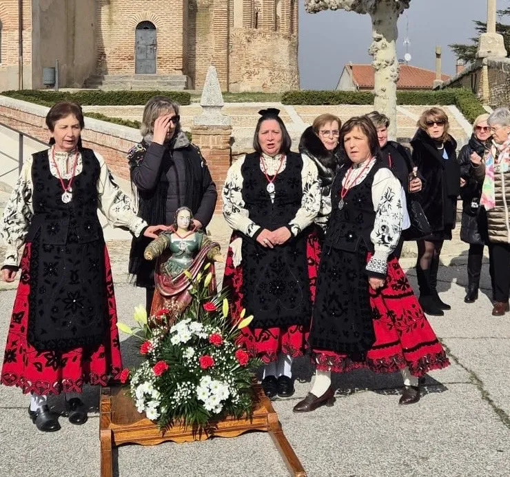 Foto 3 - Las mujeres de Aldeaseca llenan las calles de ambiente y tradici&oacute;n para festejar a Santa &Aacute;gueda