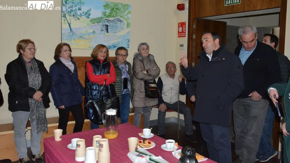 Autoridades y voluntarios de la AECC han acudido a la inauguración del 'Espacio libre de Humo'