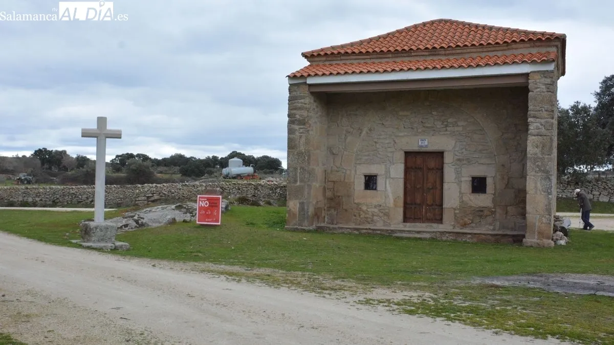 Autoridades y voluntarios de la AECC han acudido a la inauguración del 'Espacio libre de Humo'