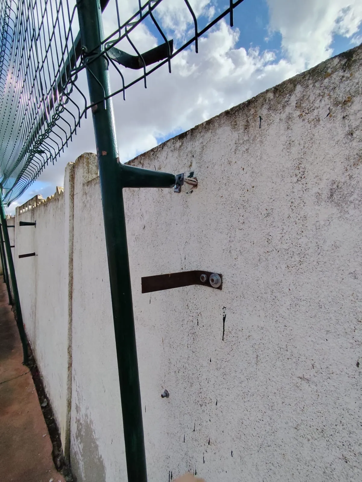 Foto 2 - Pe&ntilde;aranda en Com&uacute;n califica de &ldquo;deplorable&rdquo; la actuaci&oacute;n del equipo de gobierno y el estado de la valla del polideportivo