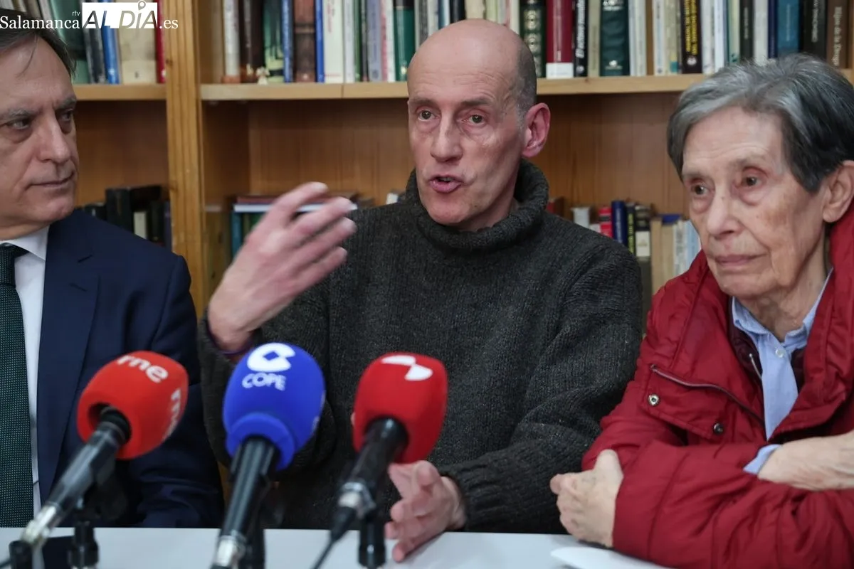 El alcalde, Carlos García Carbayo, junto a Alfonso García y Carmen Calzada, de Cáritas Salamanca. Foto de David Sañudo