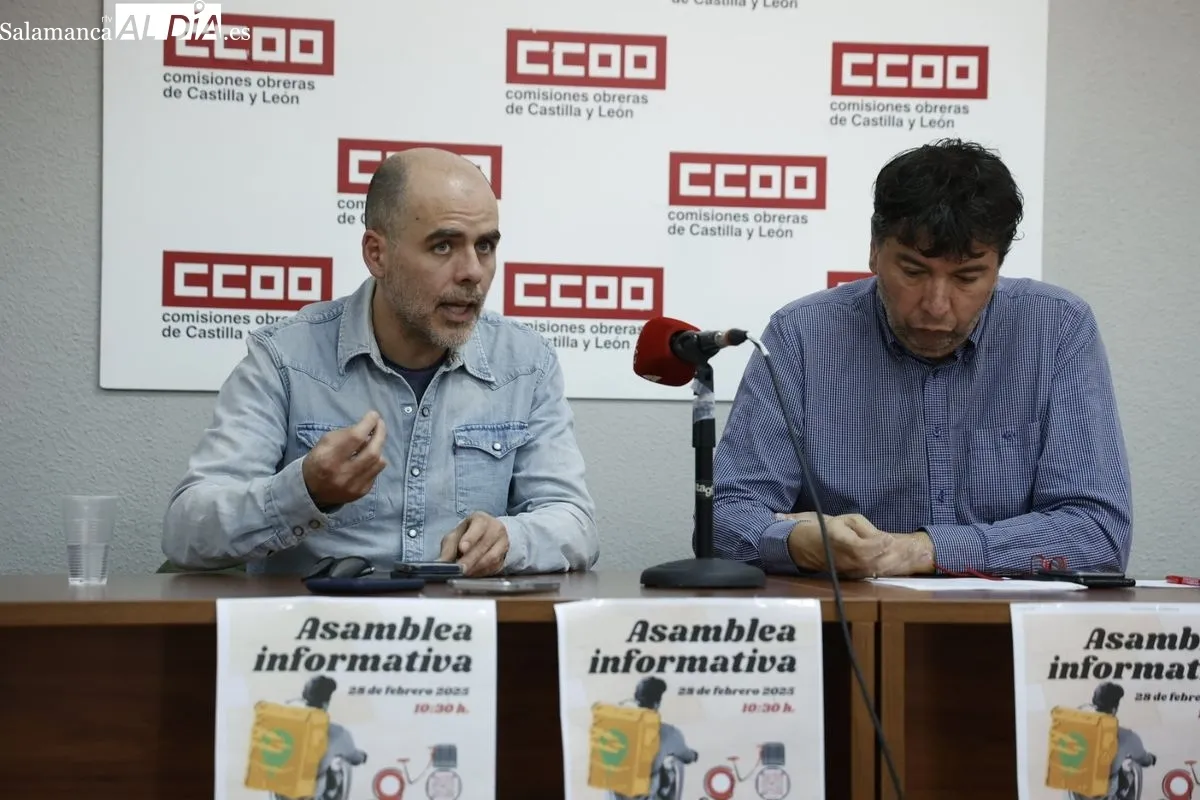 El secretario general de CCOO Salamanca, José Antonio Gallego, y el delegado de CCOO Valladolid y autor del libro “El sindicalista infiltrado”, Raúl García | FOTOS: David Sañudo 